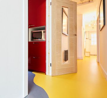 A LuxSphere resin floor in yellow and grey 